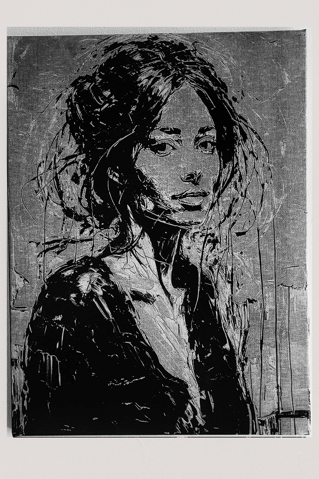Énigme Astrale – Portrait texturé en noir profond